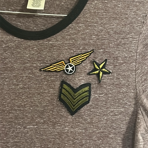 Wet Seal Women’s Purple-Gray T-Shirt with Embroidered Patches Size Large - Picture 3 of 5